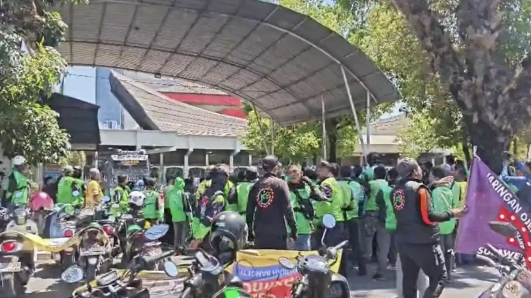 Ratusan Ojol Makassar Tolak Ganjil-Genap BBM, Pertamina Beri Pengecualian