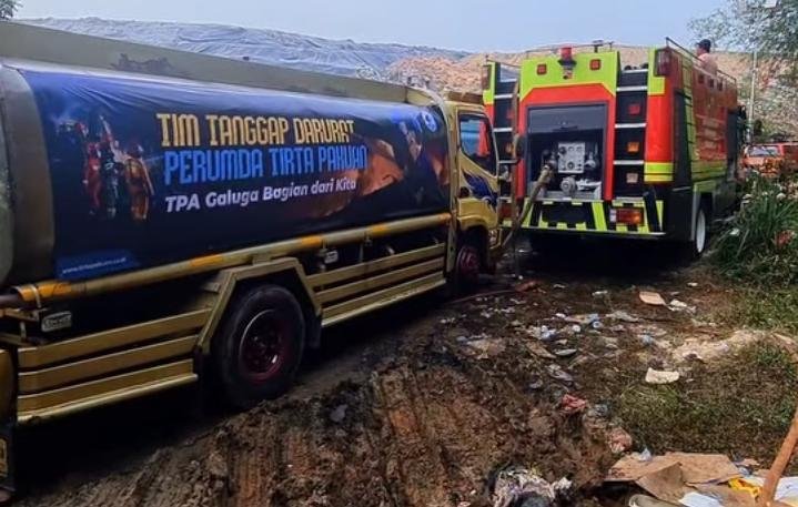 Perumda Tirta Pakuan Salurkan Bantuan untuk Penanganan Kebakaran TPA Galuga