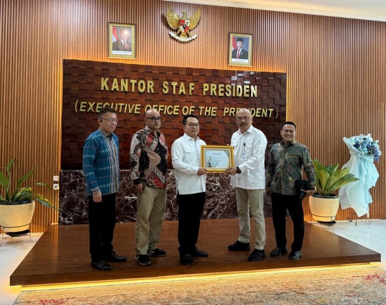 Pena Emas Forum Pimred Diserahkan kepada KSP Dudung Abdurahman