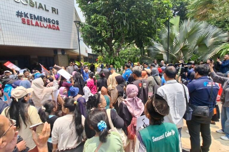 Didatangi Pendemo DTSEN, Gus Ipul dan Wamensos Ajak Warga Dialog Langsung