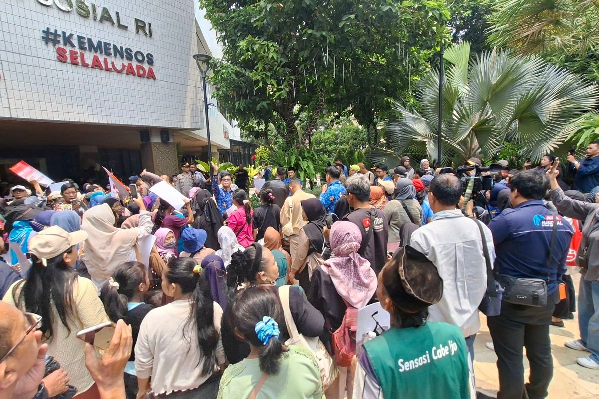 Didatangi Pendemo DTSEN, Gus Ipul dan Wamensos Ajak Warga Dialog Langsung
