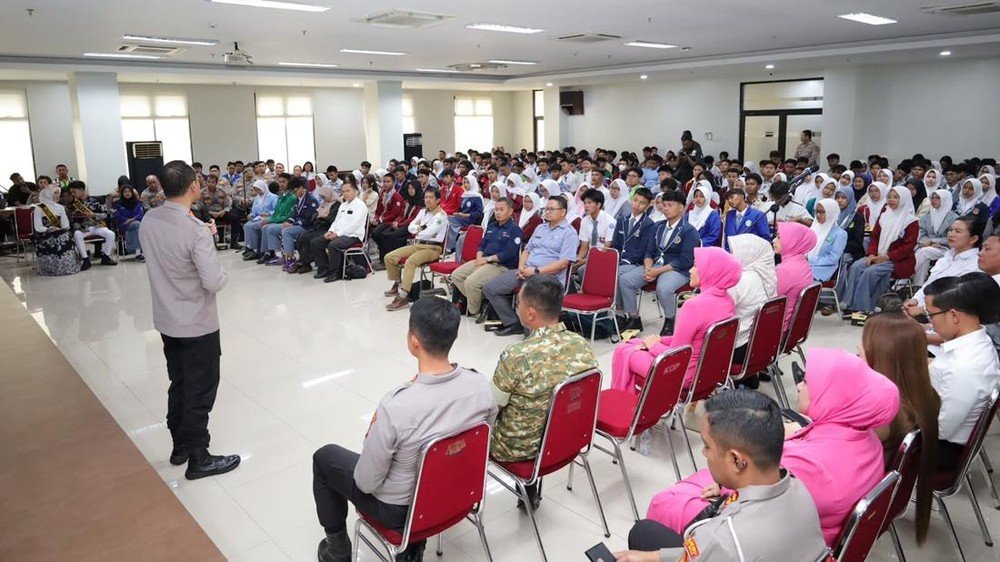 Kapolres Metro Bekasi Kota Dorong Ketua OSIS Berani Hadapi Kegagalan