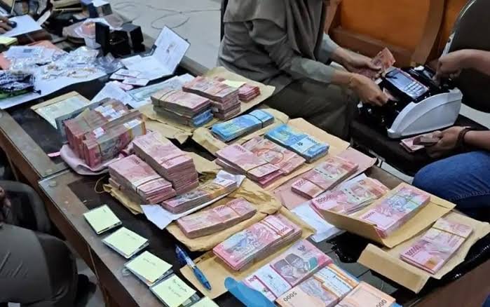 KPK Temukan USD, SGD, dan Perhiasan Diduga Emas Saat Geledah BPN Jatim