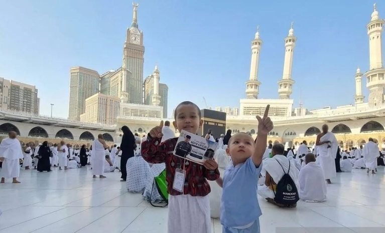 Kisah ‘Duo Presisi’ Asal Bogor Berangkat Umrah Hadiah dari Kapolri