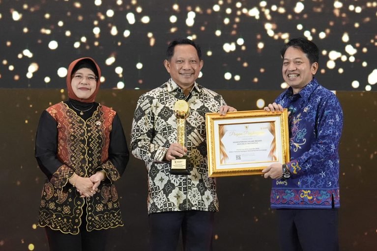 Optimalkan Statistik sebagai Kompas Pembangunan Daerah, Kemendagri Raih Penghargaan dari BPS