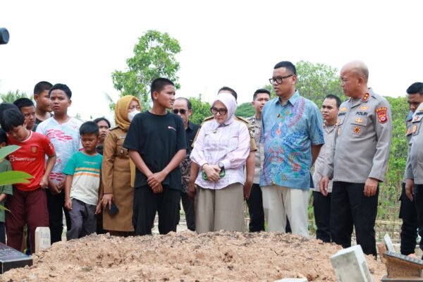 Kapolda Banten dan Uya Kuya Beri Santunan Warga Korban Kehilangan HP